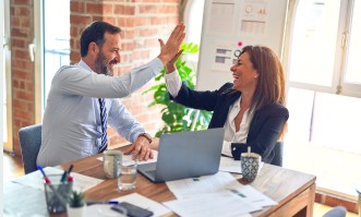 lichtdurchflutetes modernes Treppenhaus