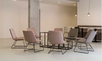 lichtdurchflutetes modernes Treppenhaus