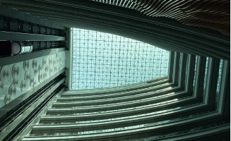 lichtdurchflutetes modernes Treppenhaus